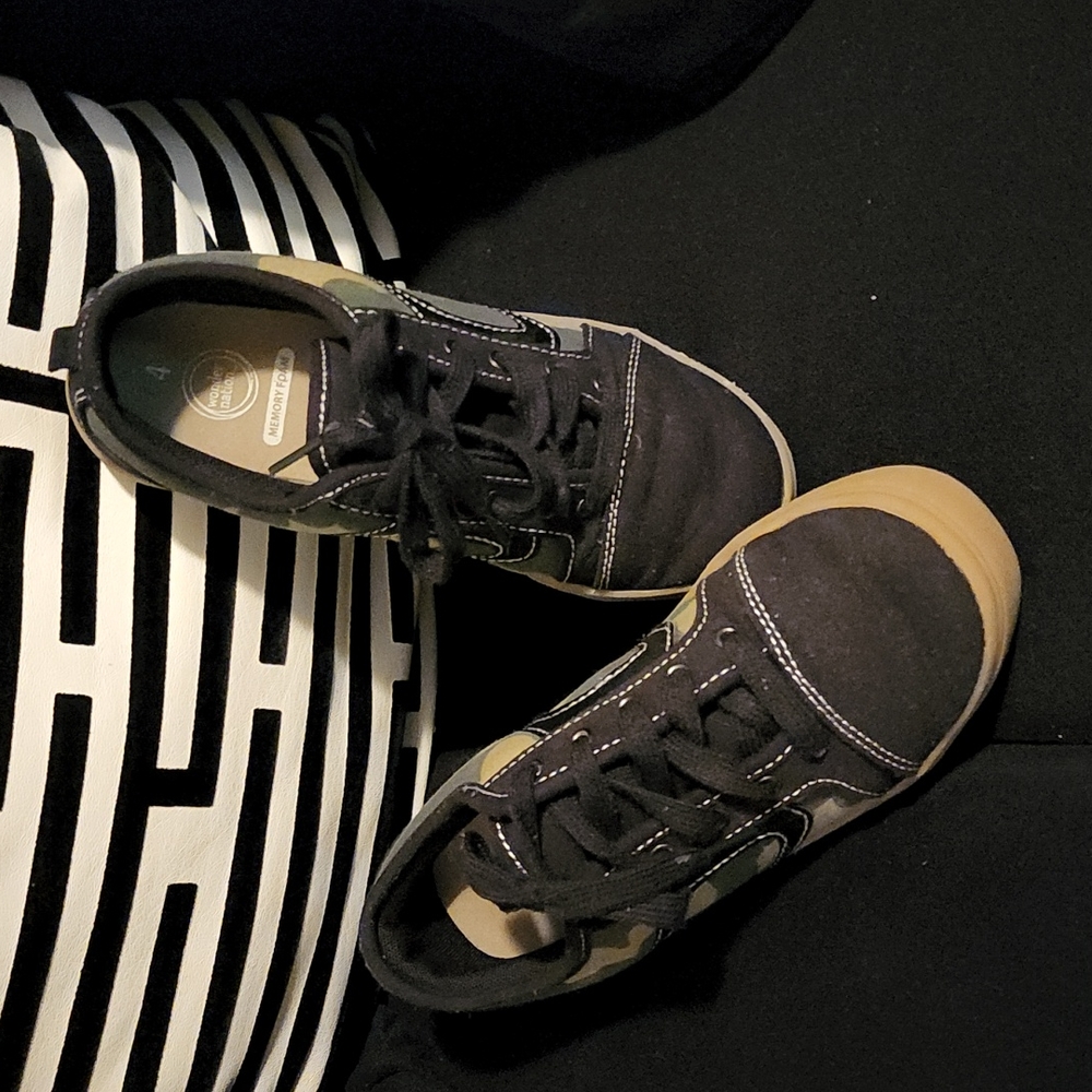 Boys size 4 canvas shoes